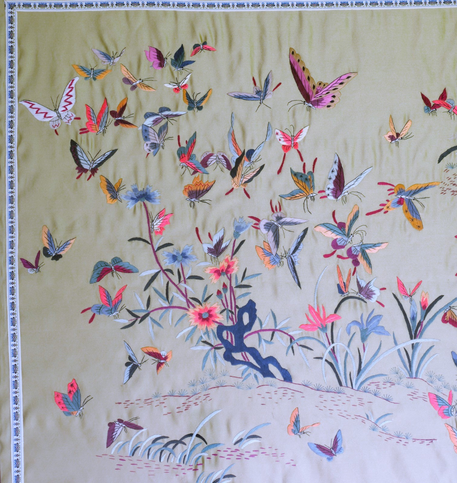 VINTAGE CHINESE EMBROIDERED SILK TEXTILE BUTTERFLIES TAPESTRY WALL HANGING