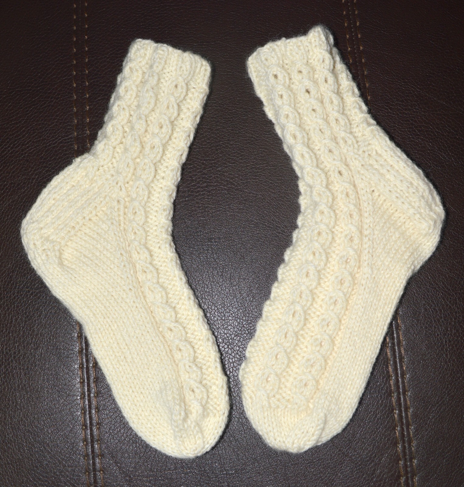 NEW Hand Knitted 100% Pure Soft Wool Women's Socks Size 7-9 Cream White