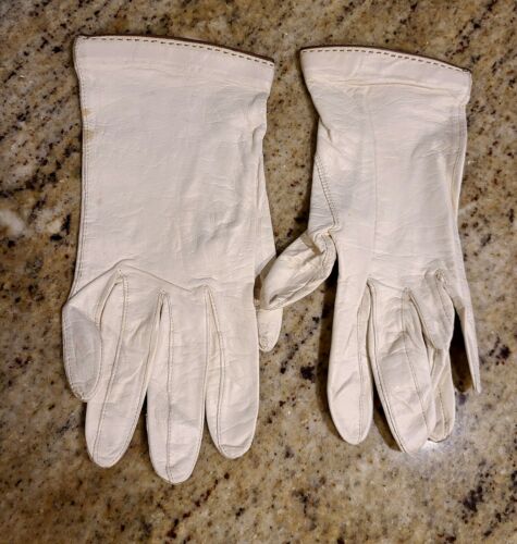 Vintage Off White Leather Driving Gloves. Women