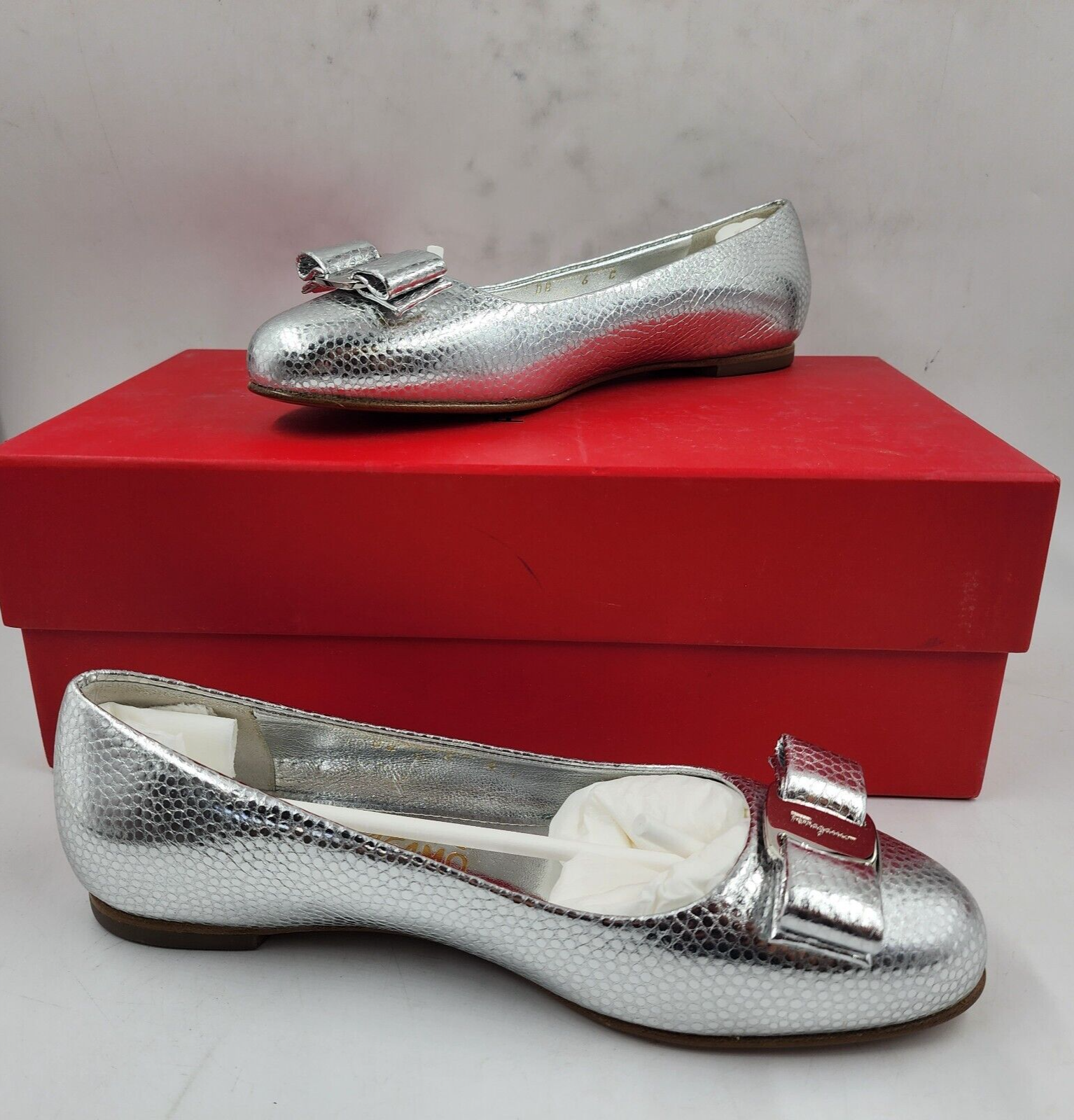 Ferragamo Varina Lizard Embossed Ballet Flats Women's 6 Silver Bow Top Slip On - Picture 3 of 14