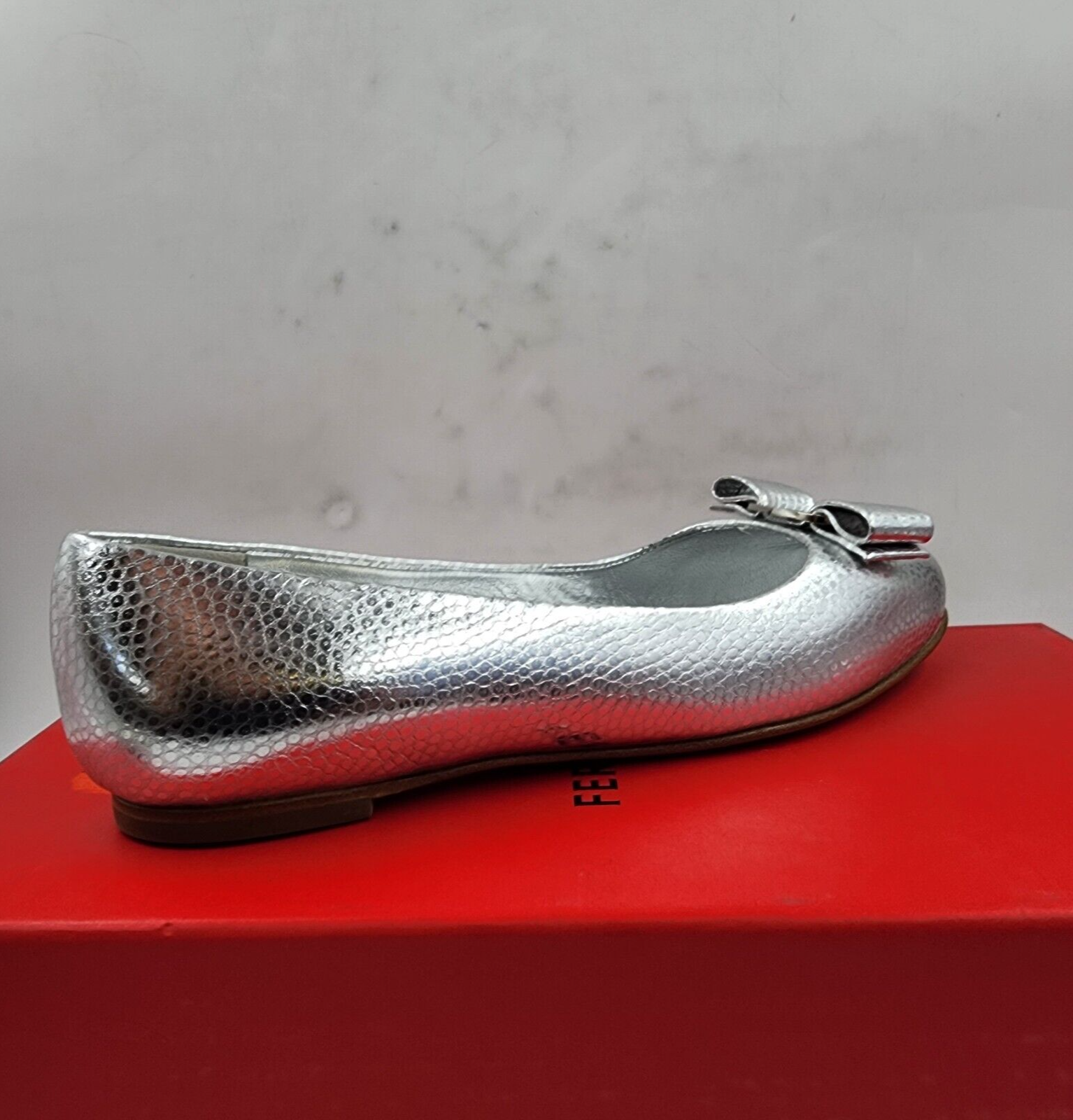 Ferragamo Varina Lizard Embossed Ballet Flats Women's 7.5 Silver Bow Top Slip On - Picture 13 of 21