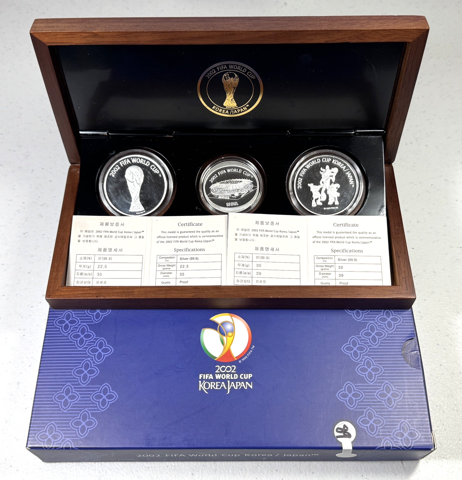 【シリアルナンバー付き】2002 FIFA World Cup 記念バッジセット $_57.PNG?set_id=880000500F