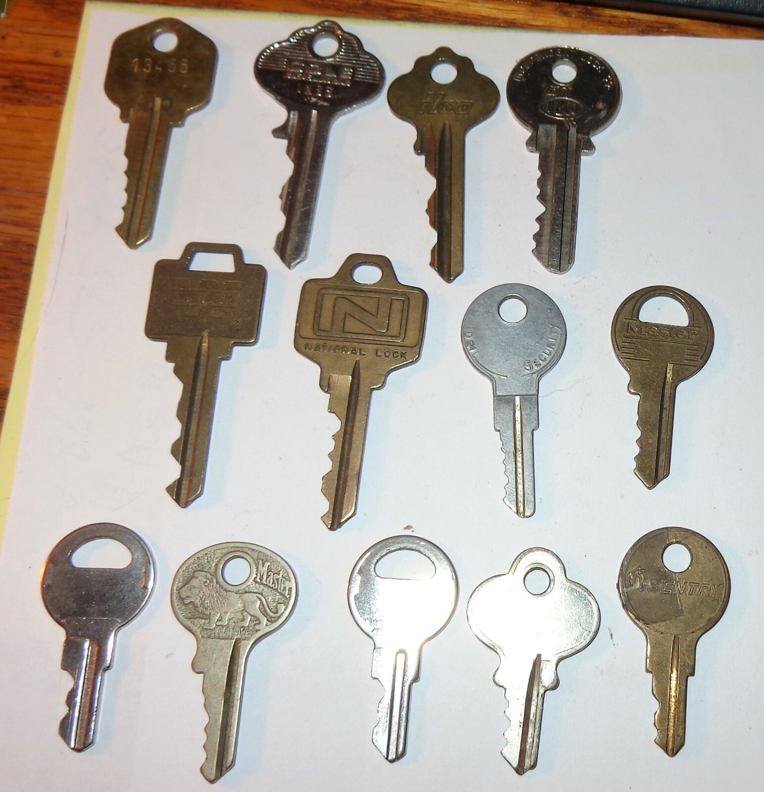 13 OLD VINTAGE KEYS MILWAUKEE MASTER LION SENTRY WEISER COLE