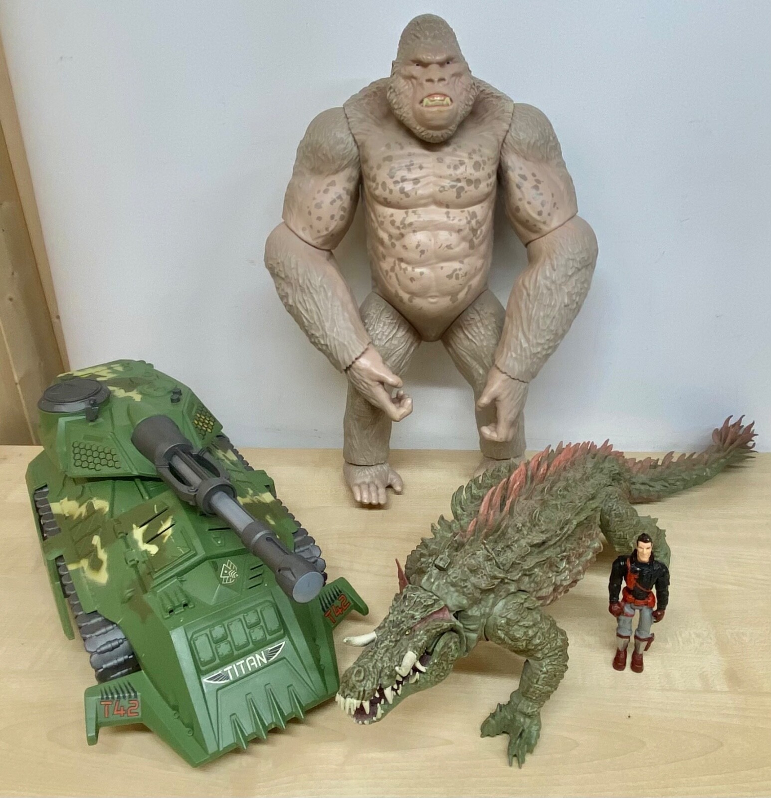 Rampage: The Movie - Lizzie the crocodile & George action