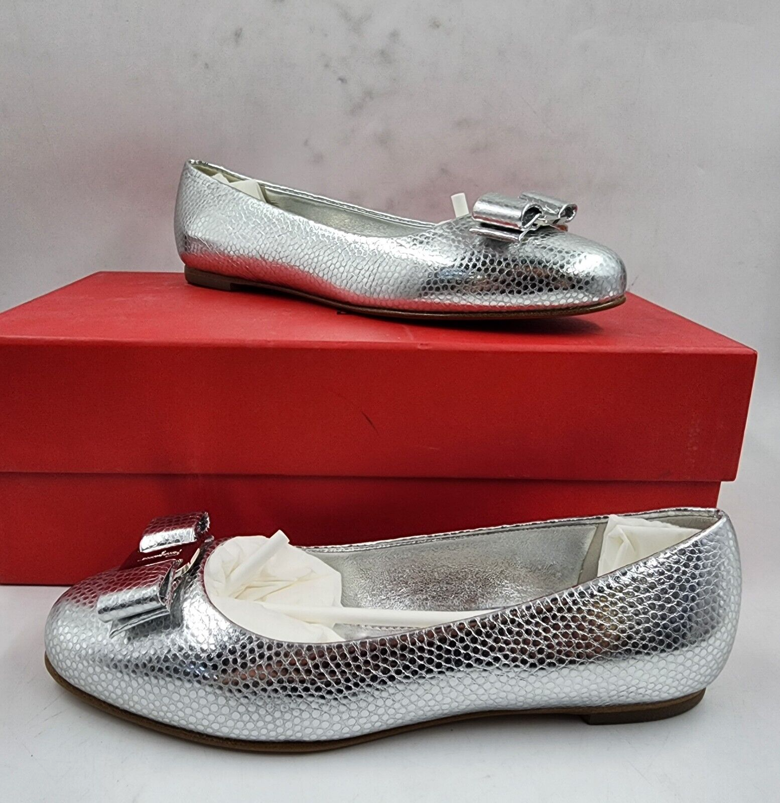 Ferragamo Varina Lizard Embossed Ballet Flats Women's 6 Silver Bow Top Slip On - Picture 2 of 14