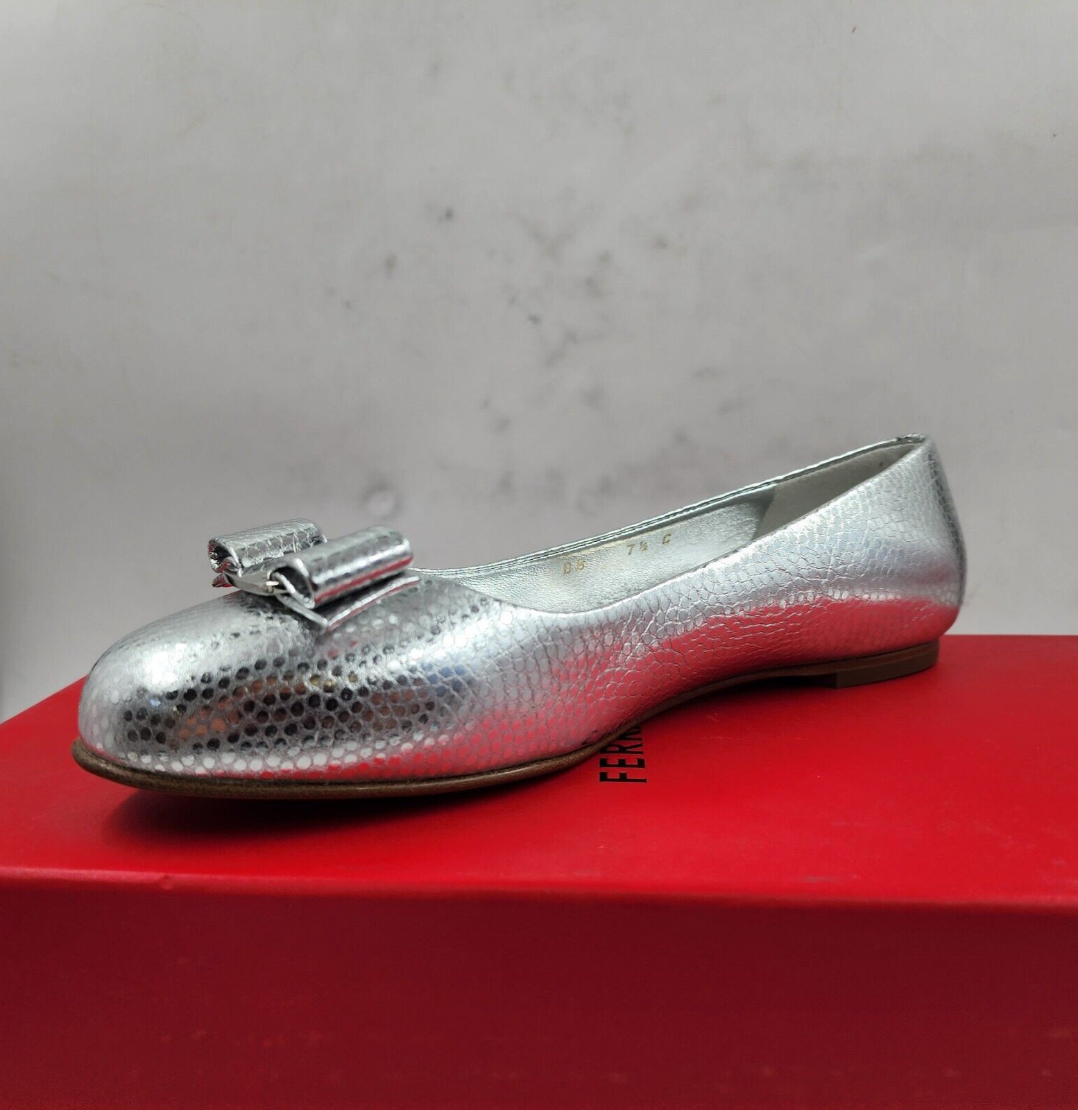Ferragamo Varina Lizard Embossed Ballet Flats Women's 7.5 Silver Bow Top Slip On - Picture 9 of 21