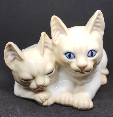 Vintage Seal Point Cat Figurine/Siamese Cats/Blue Eyes/Ceramic by Seymour Mann 