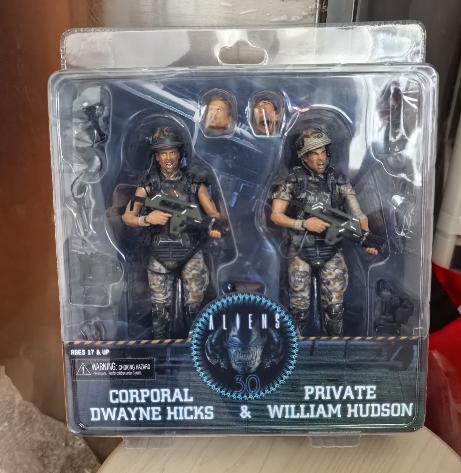 ネカ　ヒックス　ハドソン Amazon.com: Neca Aliens Series 1 Hudson Action Figure : Toys