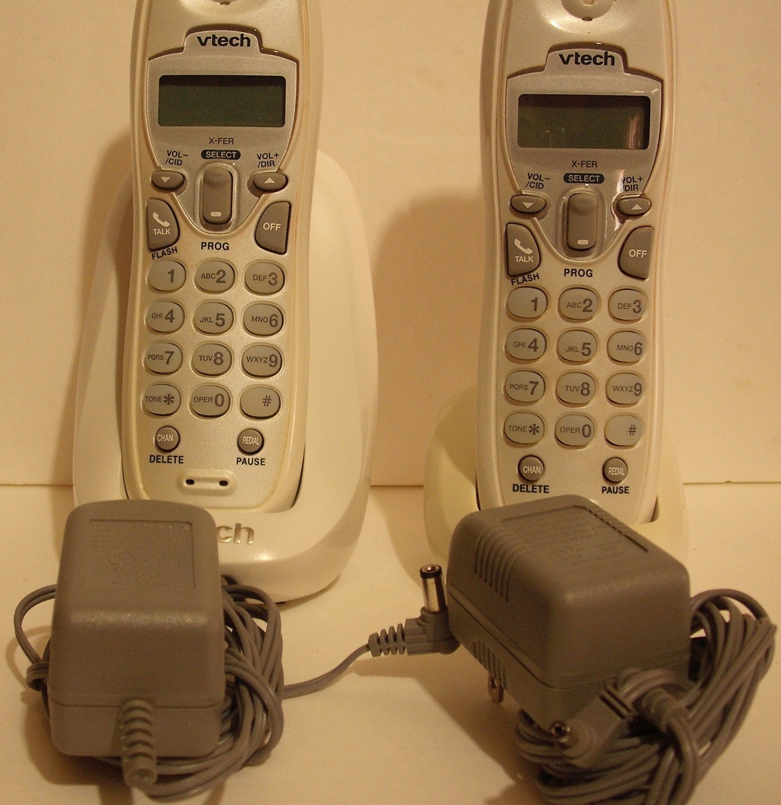 Vtech 2 white cordless phones and 2 bases model t2340