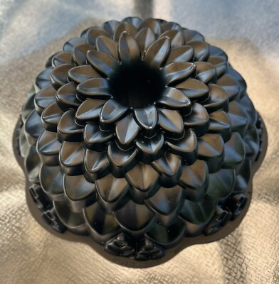 Chrysanthemum Bundt Pan by Nordic Ware , Nonstick, Made in USA, 10-Cups