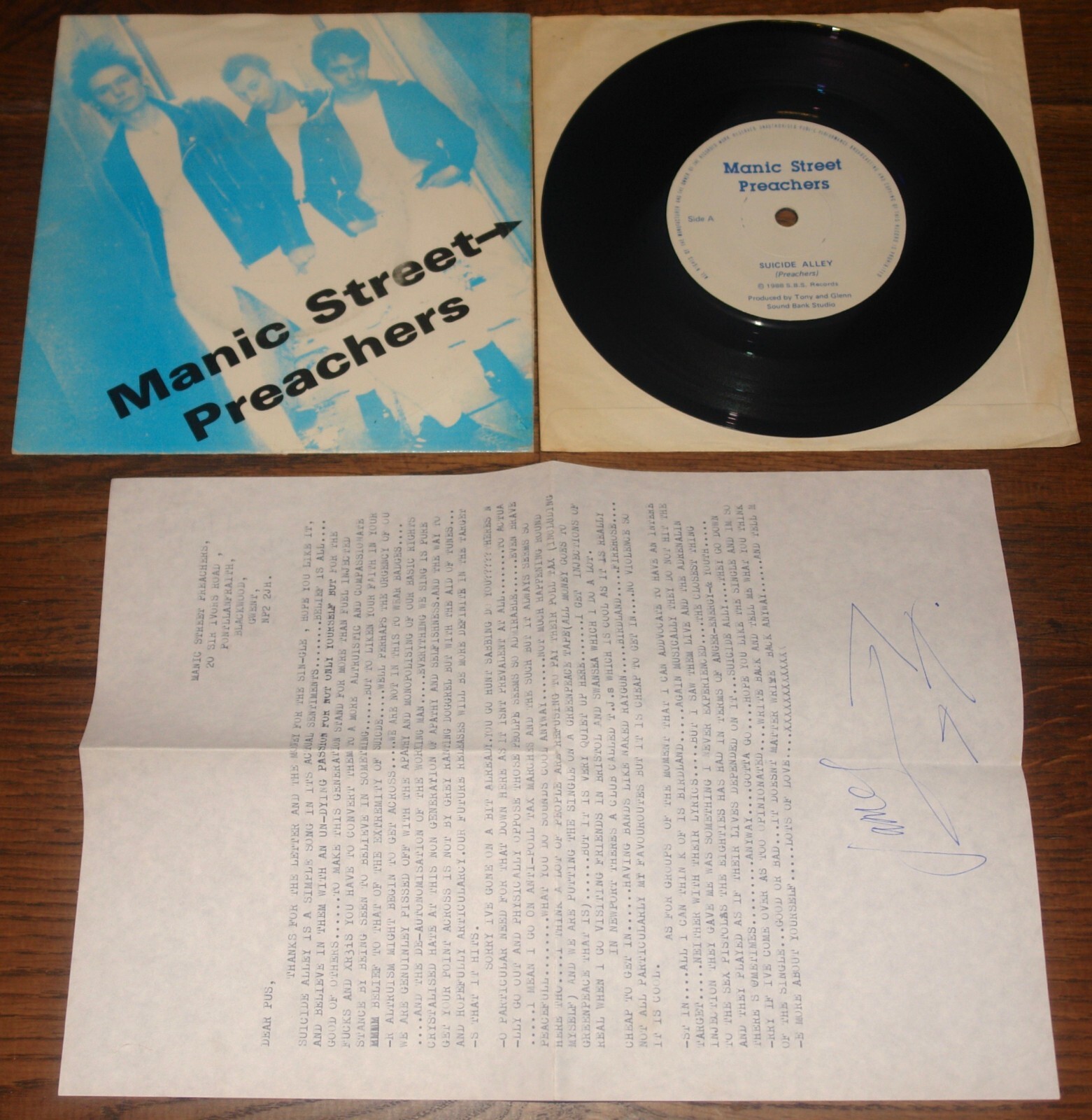 MANIC STREET PREACHERS サイン入りCD Lot 195 - MANIC STREET PREACHERS SIGNED DVDS / CD SET.