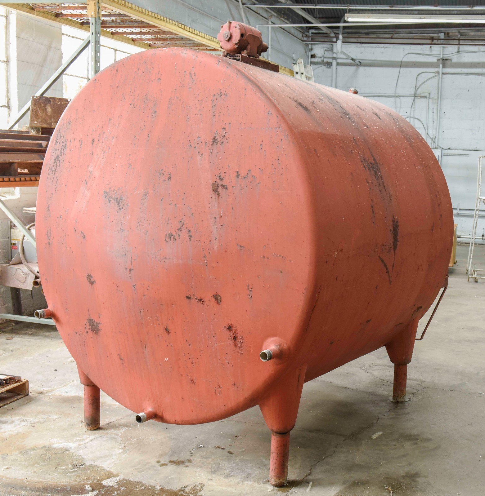1000 GALLON STAINLESS STEEL TANK