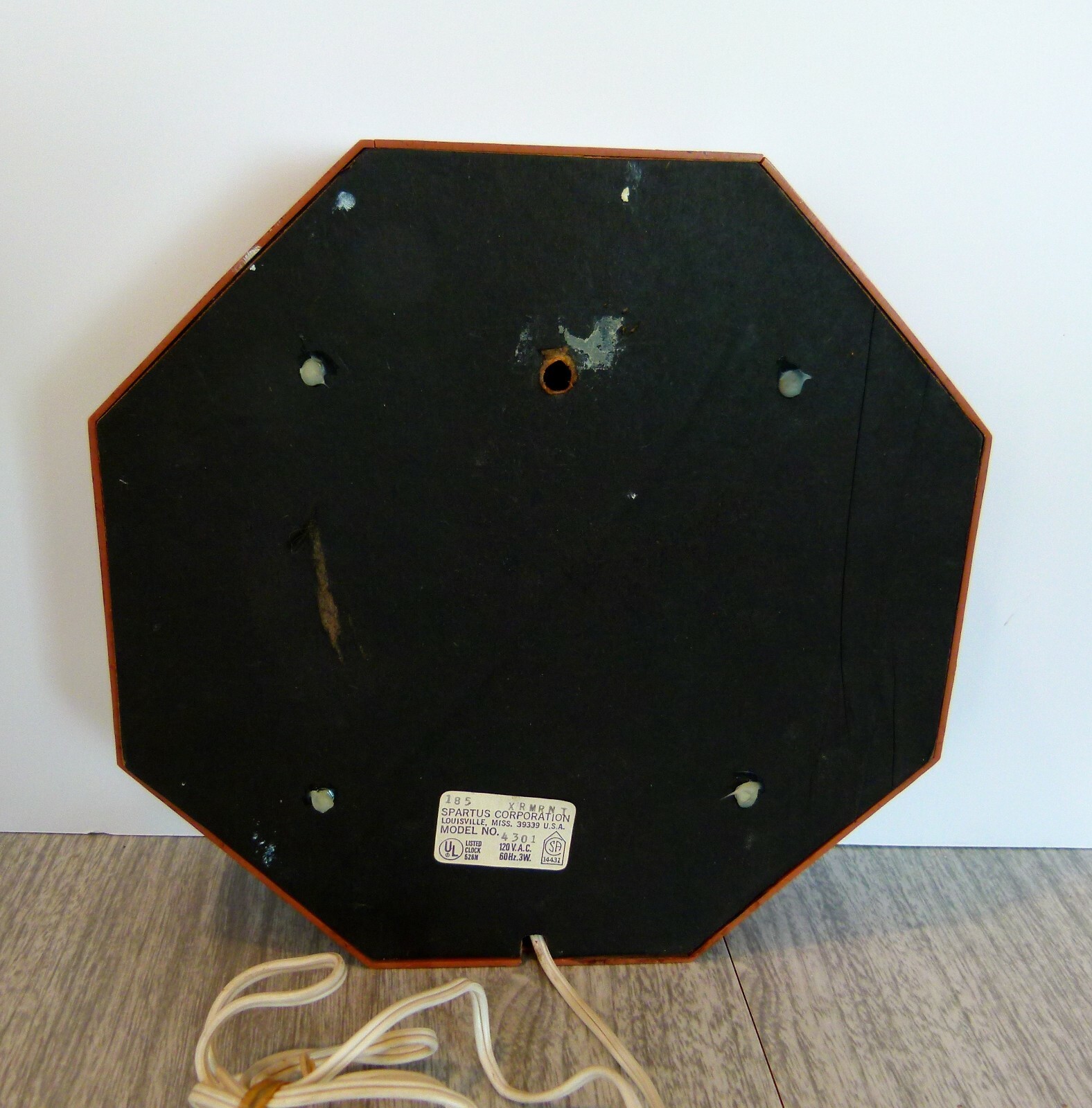 VINTAGE SPARTUS OCTAGON KITCHEN WALL CLOCK ELECTRIC daisies USA Model 4301