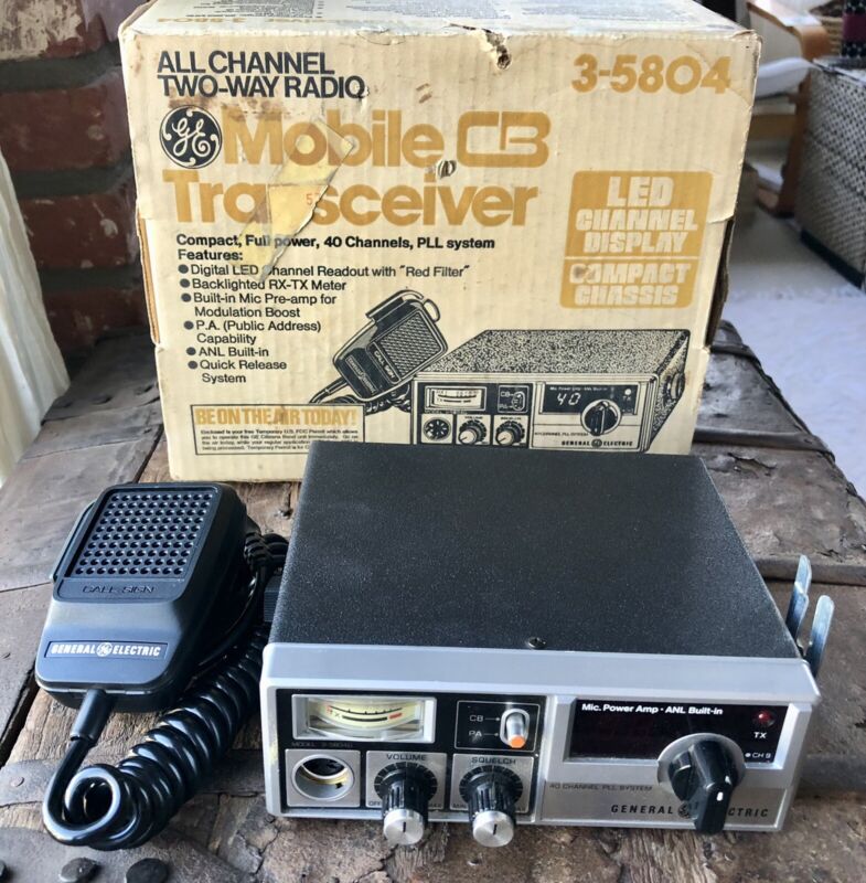 VTG GE CB Radio Transceiver 40 Channel Two-Way AM Mobile 3-5804 4 Watts Turns On