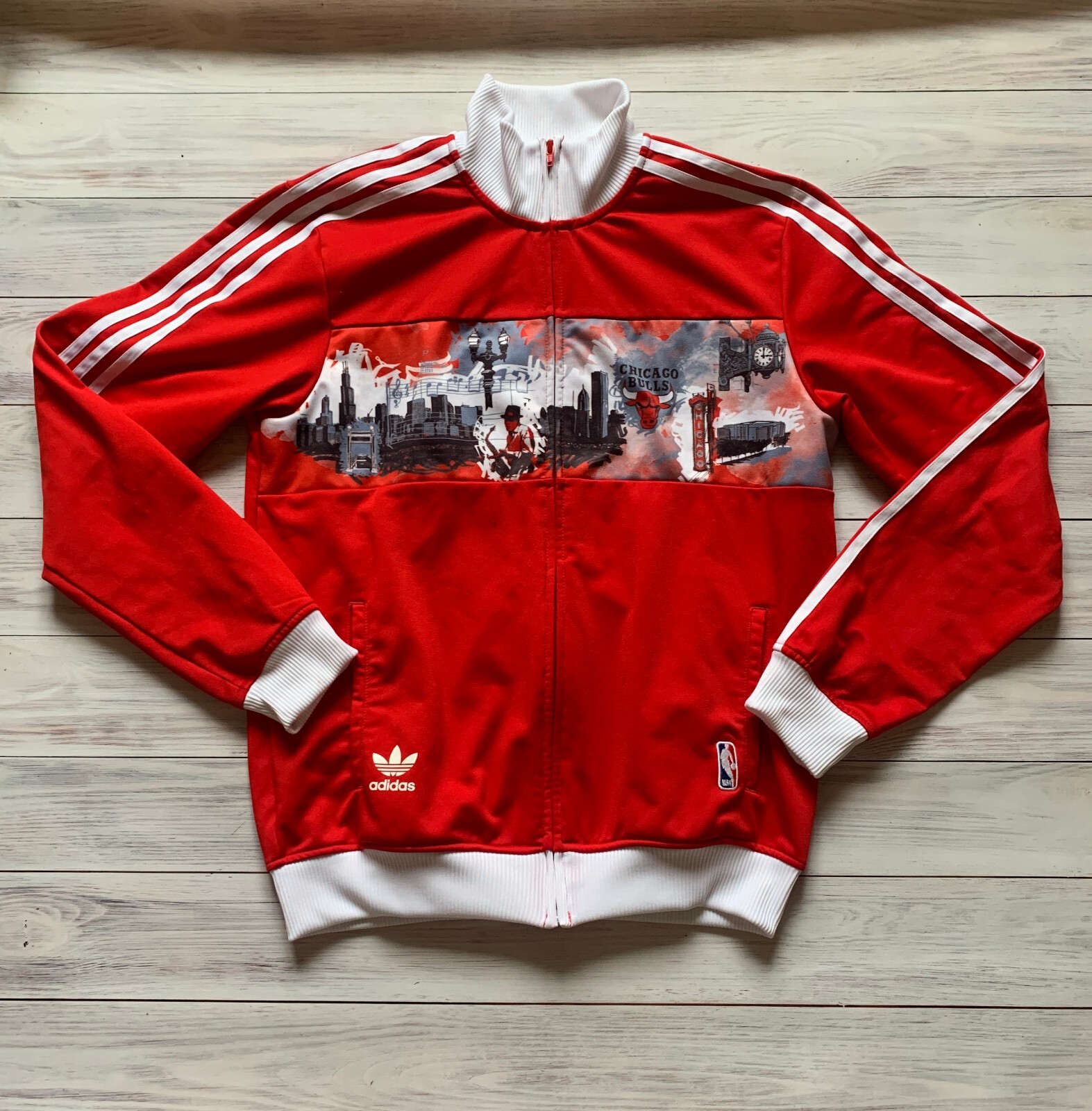 アディダス　NBA BULLSブルズ トラックジャケットジャージ　XL adidas - ブルズ アディダス トラックジャケット L ジャージ