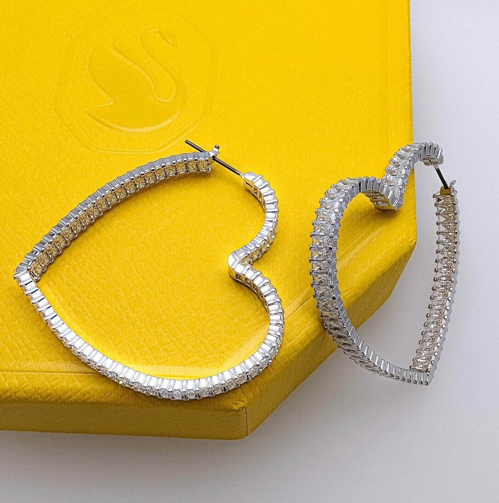 NEW 100% SWAROVSKI Pavé White Crystals Heart Big Hoop Matrix NEW 100% SWAROVSKI Pavé White Crystals Heart Big Hoop Matrix