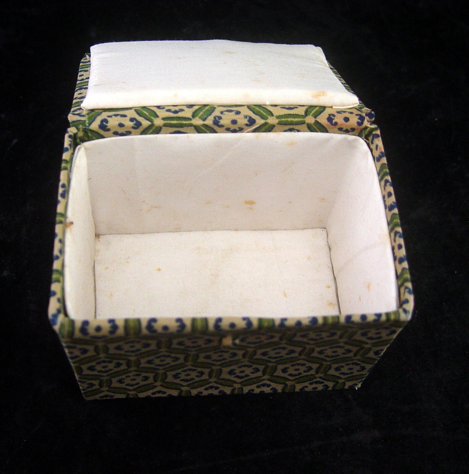 2 VINTAGE CLOTH COVERED CHINESE GIFT BOXES ONE 2 3/4 IN CUBE ONE 4 1/4 IN RECTGL
