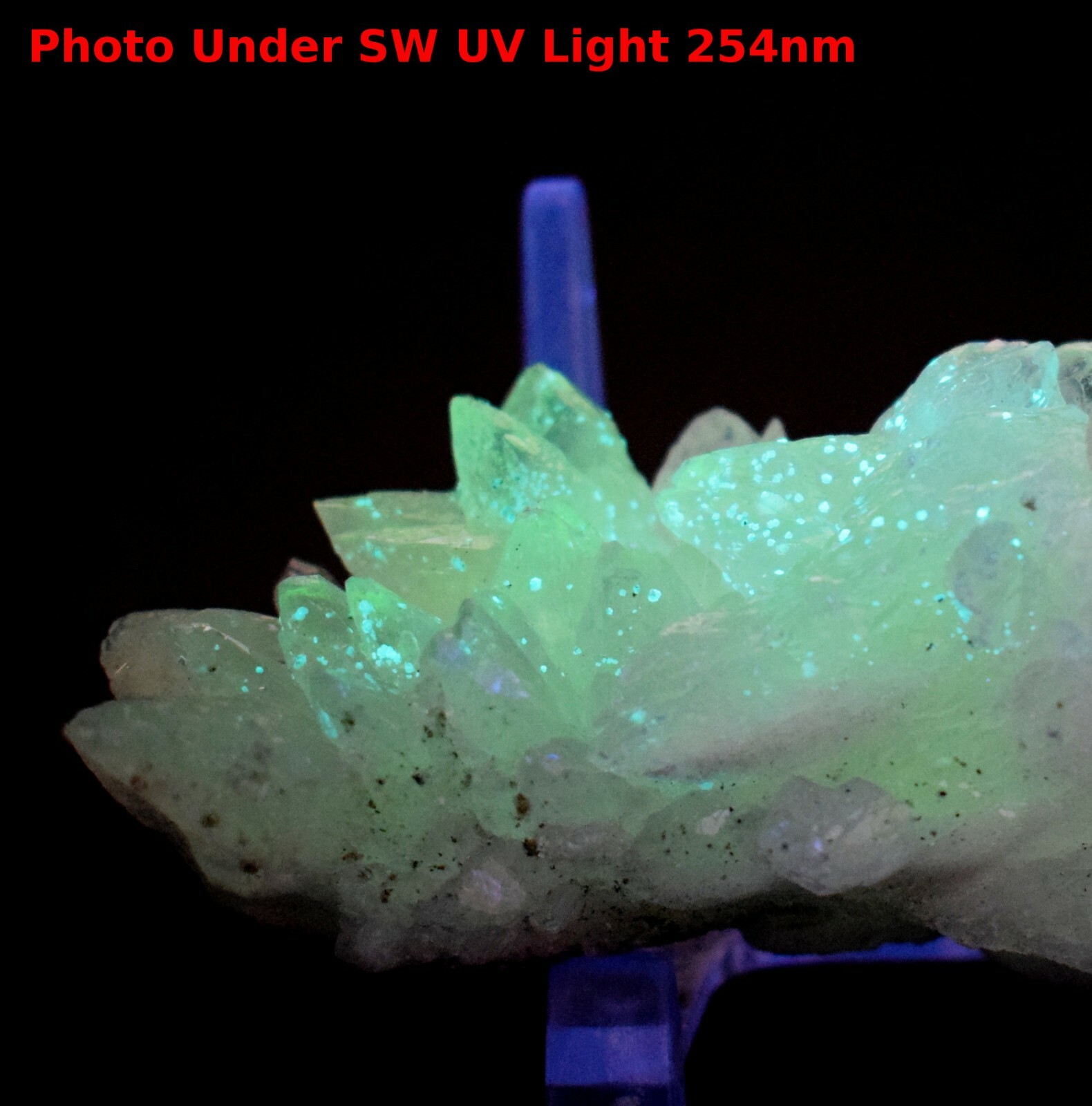 135g Green UV Fluorescent Clear White Calcite Gemstone 135g Green UV Fluorescent Clear White Calcite Gemstone