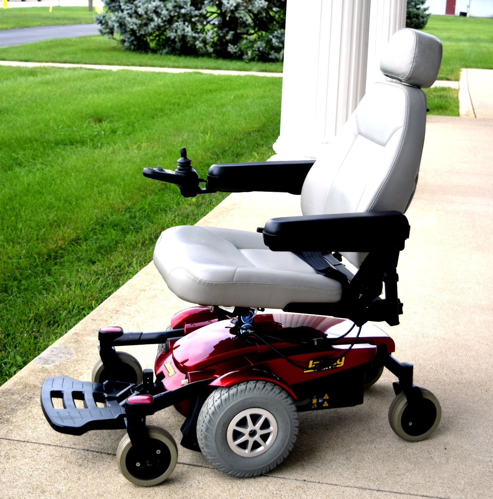 mobility scooter power chair Jazzy Select 6 new batteries mint condition nice