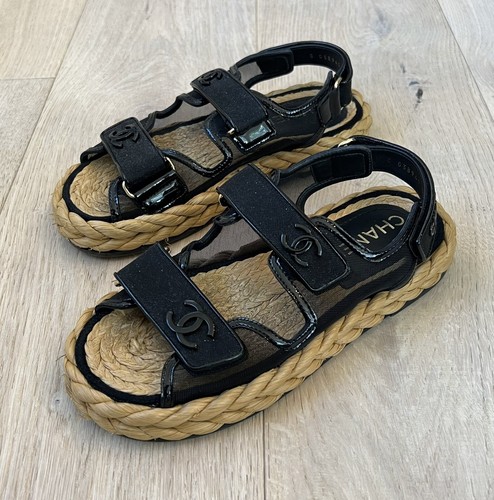 エフォートレスに品格を★【CHANEL】CCロゴ スリングバック Chanel 2023 Interlocking CC Logo Slingback Sandals | | Depop