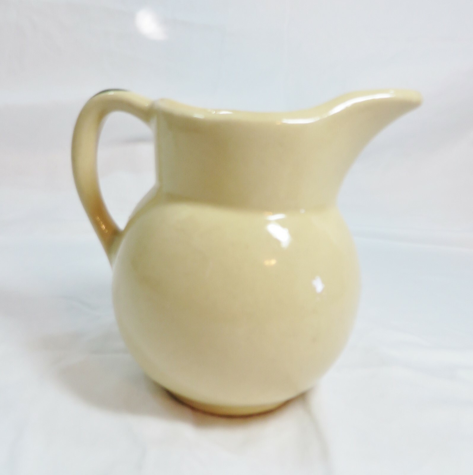 VINTAGE CREAMER USA MADE APPLE PATTERN