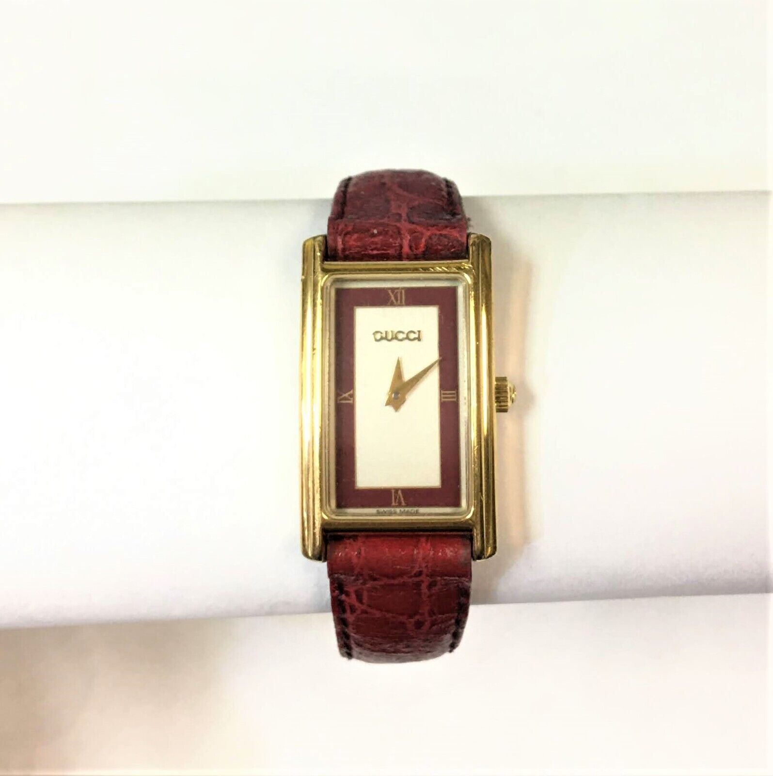 Woman's Gucci Red Watch with Leather Band Model:2600L (19mm Woman's Gucci Red Watch with Leather Band Model:2600L (19mm