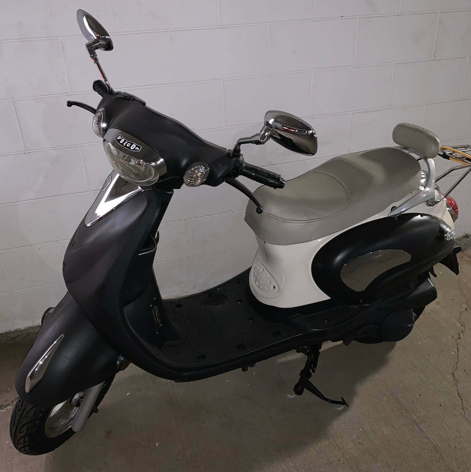 2009 Lance Venice 150CC Scooter with Medium Helmet