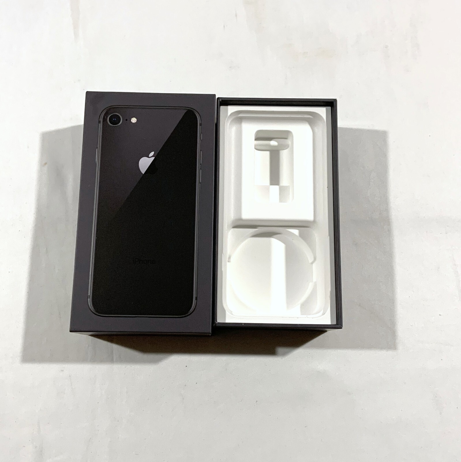 Apple iPhone 8黒色 ケース付き Apple iPhone 8 (黒)箱付き