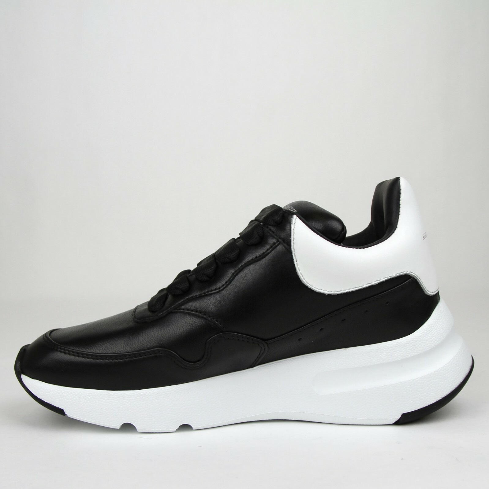 Pre-owned Alexander Mcqueen $590  Women's Black/white Leather Runner Sneaker 520014 1070