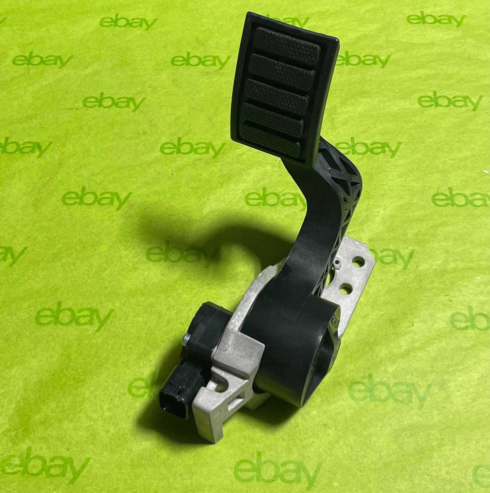 82627957 / 23897050 Genuine Volvo Accelerator Pedal OEM
