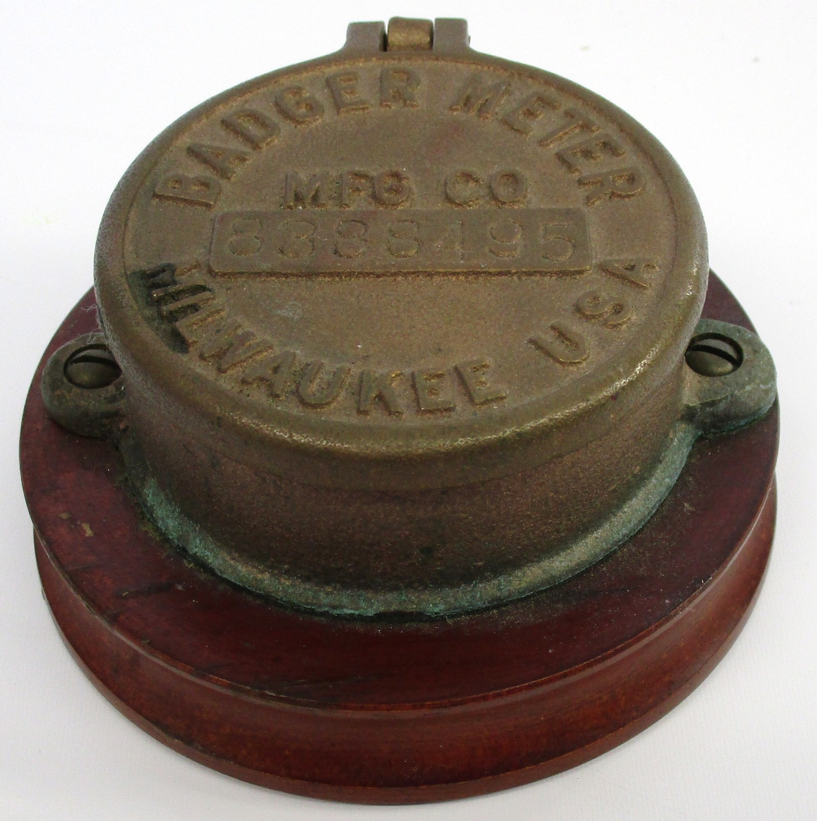VTG. BRASS BADGER METER MFG. CO. MILWAUKEE U.S.A 8388495 WITH WOOD BASE