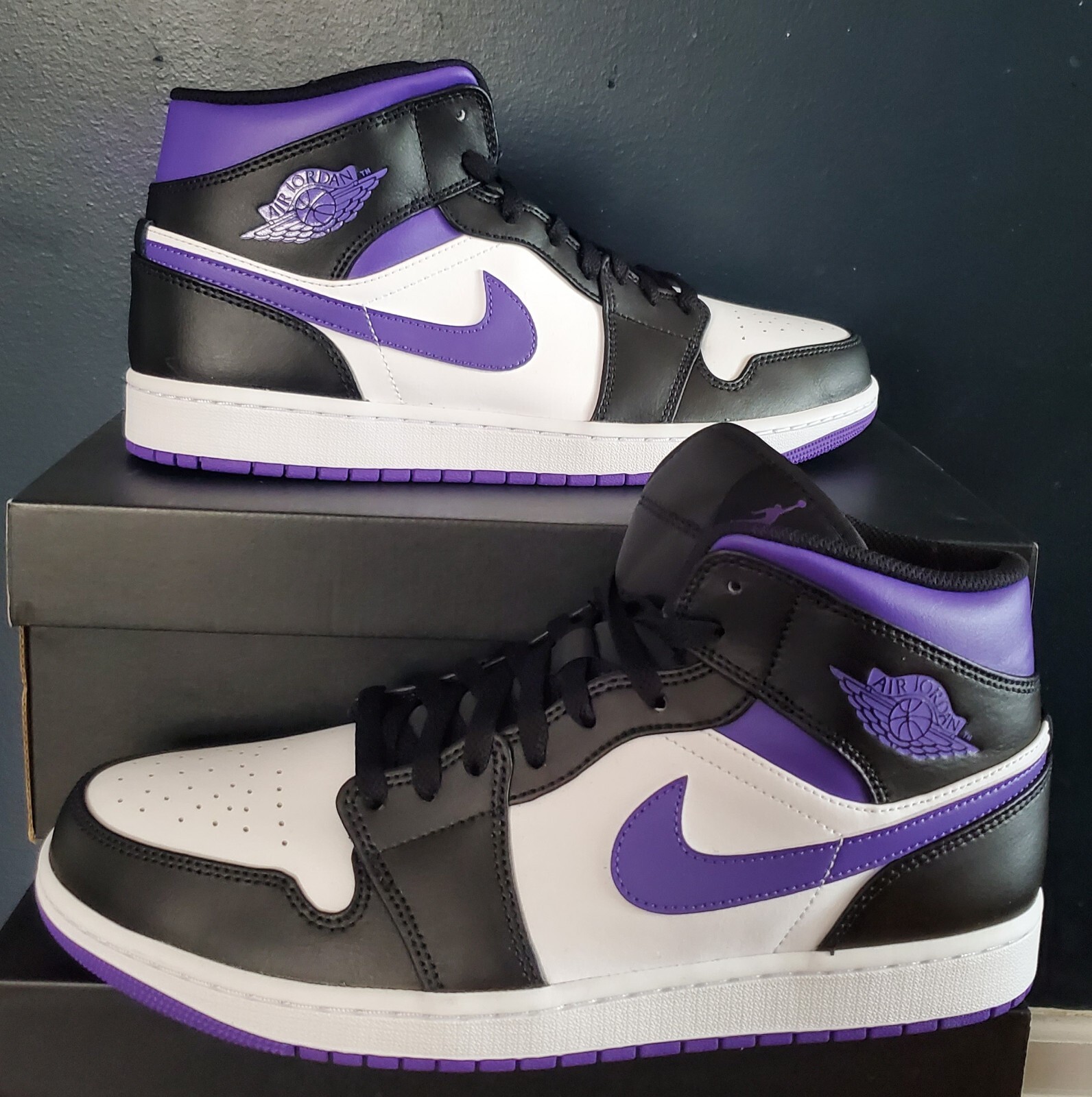 NEW AUTHENTIC NIKE AIR JORDAN 1 MID 