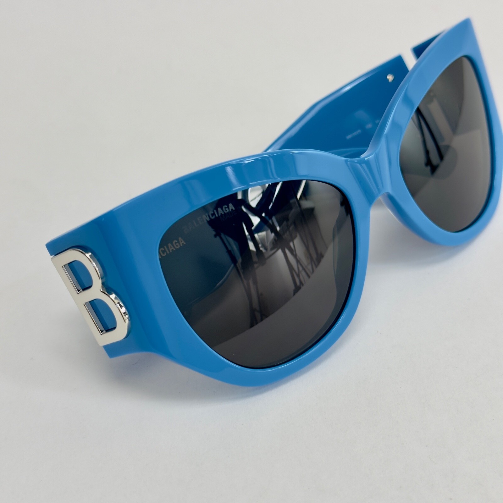 Pre-owned Balenciaga Bossy Cat 0322 Blue Fashion Geometric Unisex Sunglass Bb0322s 006 In Gray