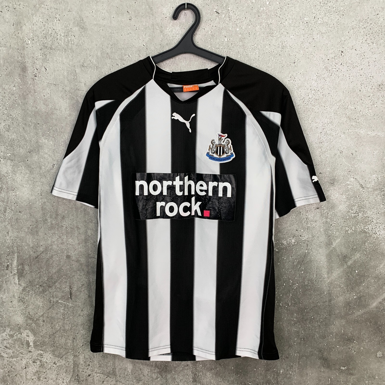 ウェア Newcastle united puma football jersey Puma Newcastle United F.C. Black Out Jersey | Urban Outfitters