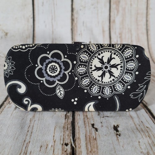 Thirty One Onyx Medallion Hard Case Wallet Black White Clutch Push Button
