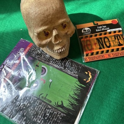 Halloween Hackling Motion Talking Skull Collectible Scary Light-Up & Fright Tape