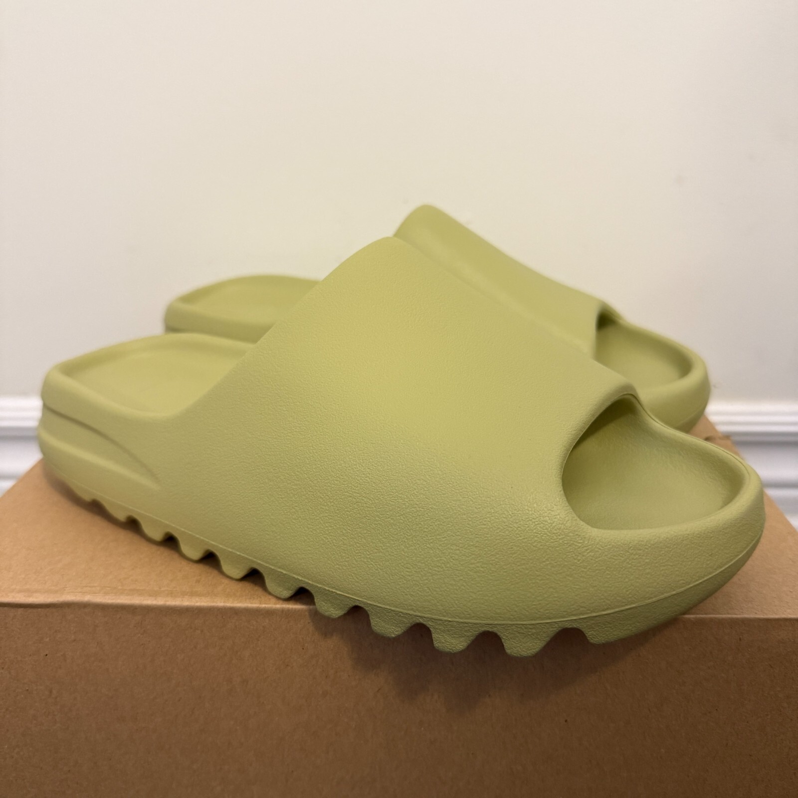 Adidas Yeezy Resin Slides Kanye West YE FZ5904 Men's sz. 9