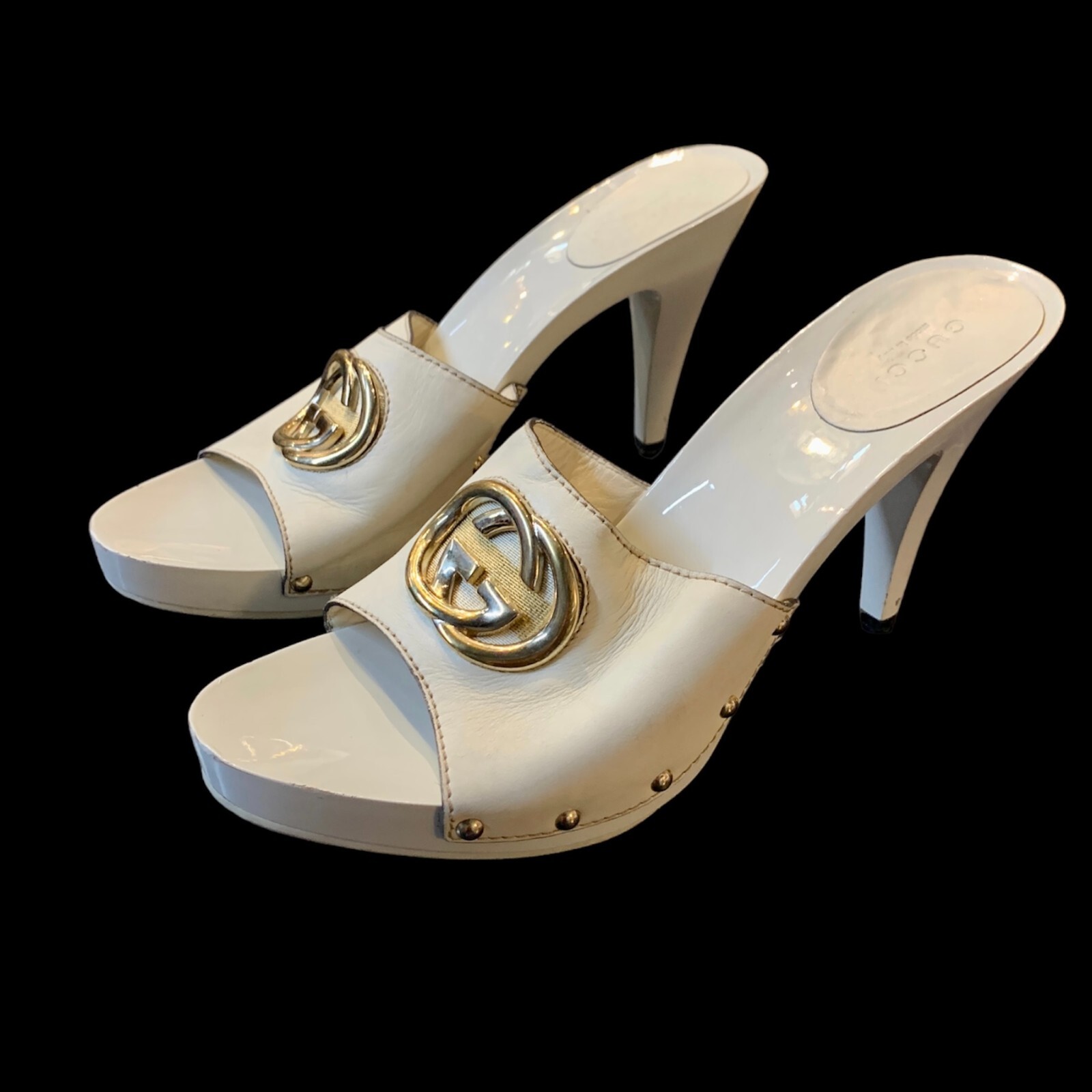 【GUCCI 】Nojum Blondie llic Leather Mule SandalsPLATINO Gucci Nojum python sandals for Women - Metallic in UAE