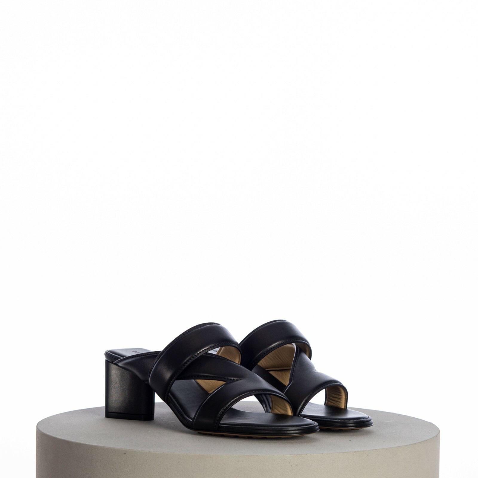 ◆正規品◆BOTTEGA VENETA BAND SANDAL BLACK◆関税込◆人気商品 BOTTEGA VENETA 840$ Strap Mule Sandal - Black Leather