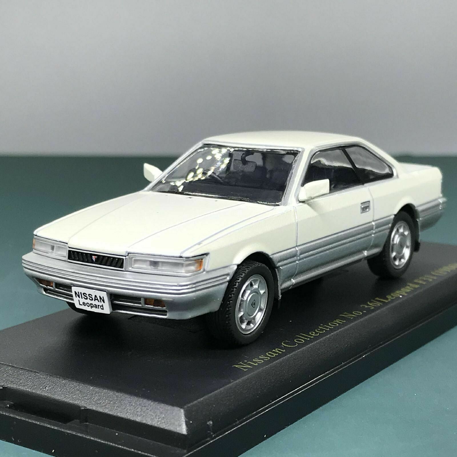 Mini Car Nissan Leopard F31 1986 1/43 Scale Box Display