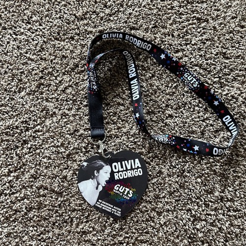 Olivia Rodrigo VIP特典グッズ ペンライト Tシャツ 他 セット Olivia Rodrigo VIP特典グッズ ペンライト Tシャツ 他 セット