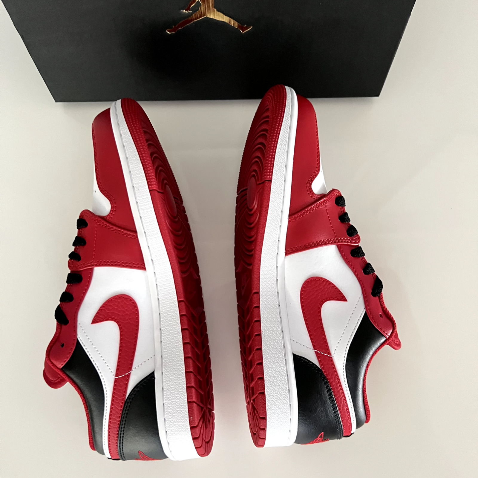 JORDAN NIKE AIR JORDAN 1 LOW BULLS WHITE/GYM RED-BLACK GR. 43 US9.5 SNEAKER NEU IN OVP