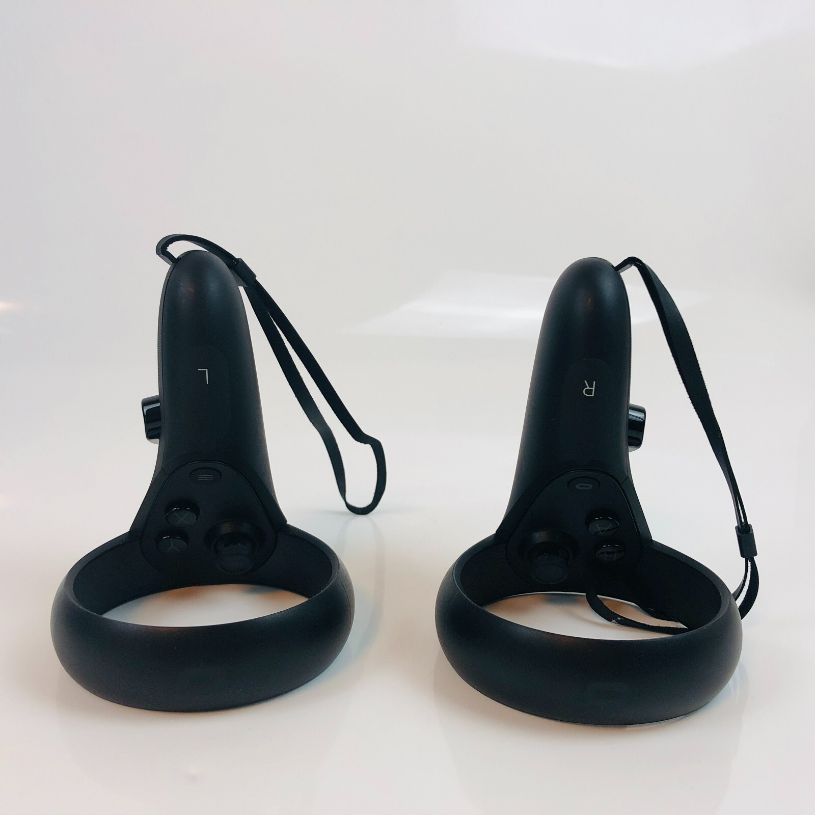 Oculus Quest 128GB Standalone VR Headset Built-in audio