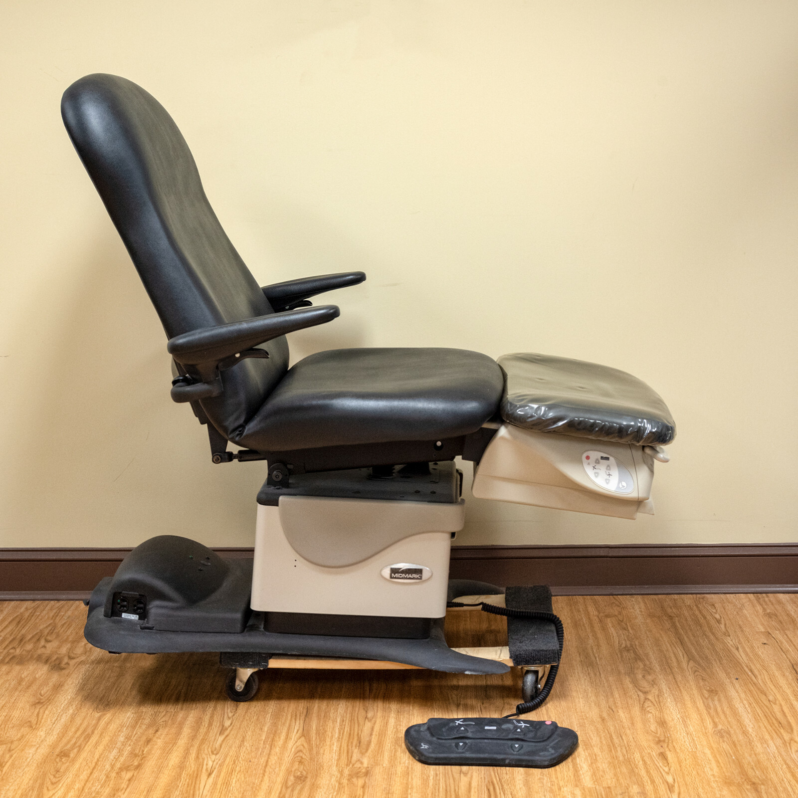 *Black Midmark 646 Podiatry Chair - Complete Base + Upholstery Top