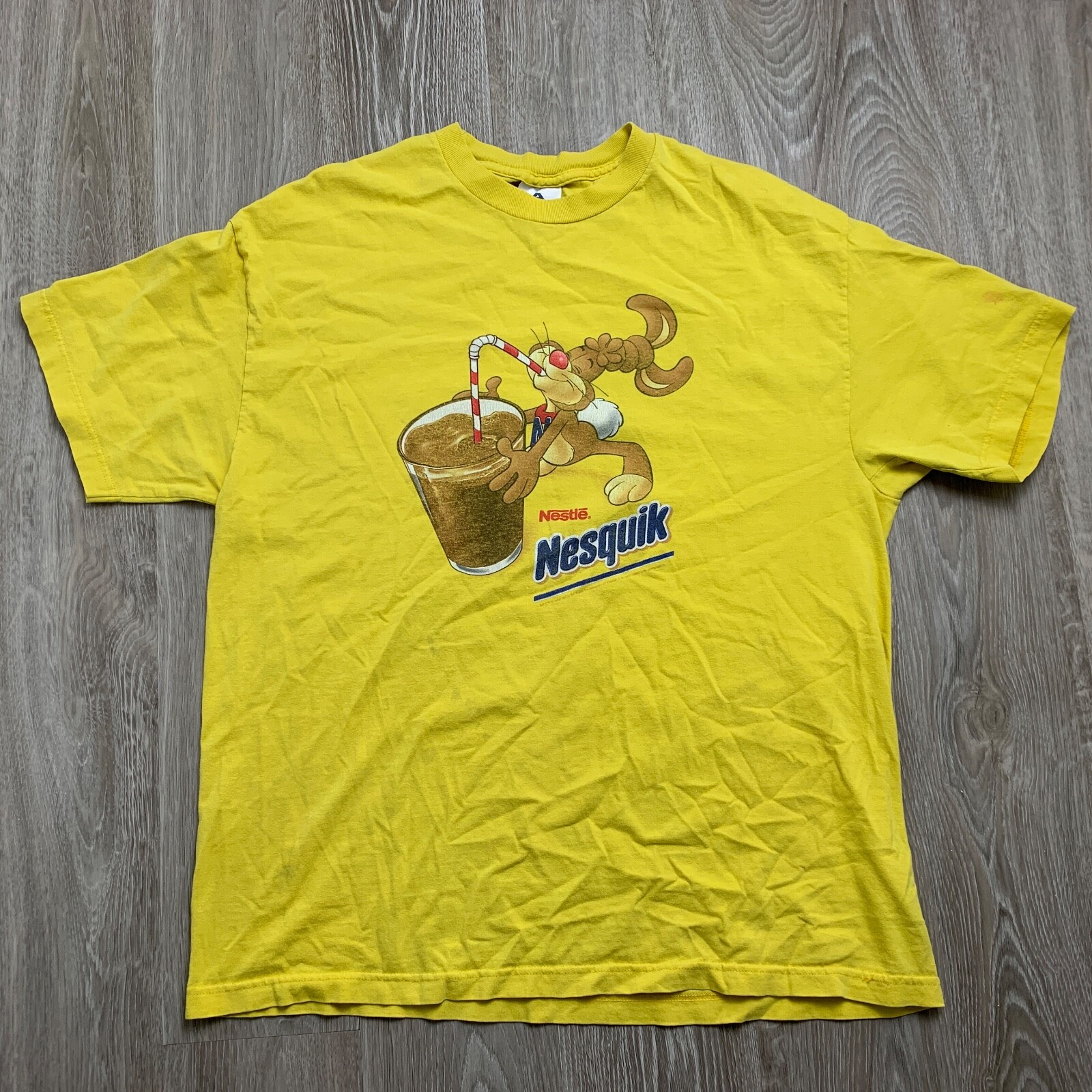 

Мужская футболка Nestle Nesquik Chocolate Milk Rabbit Vintage Graphic Yellow Blue с рисунком, Желтый