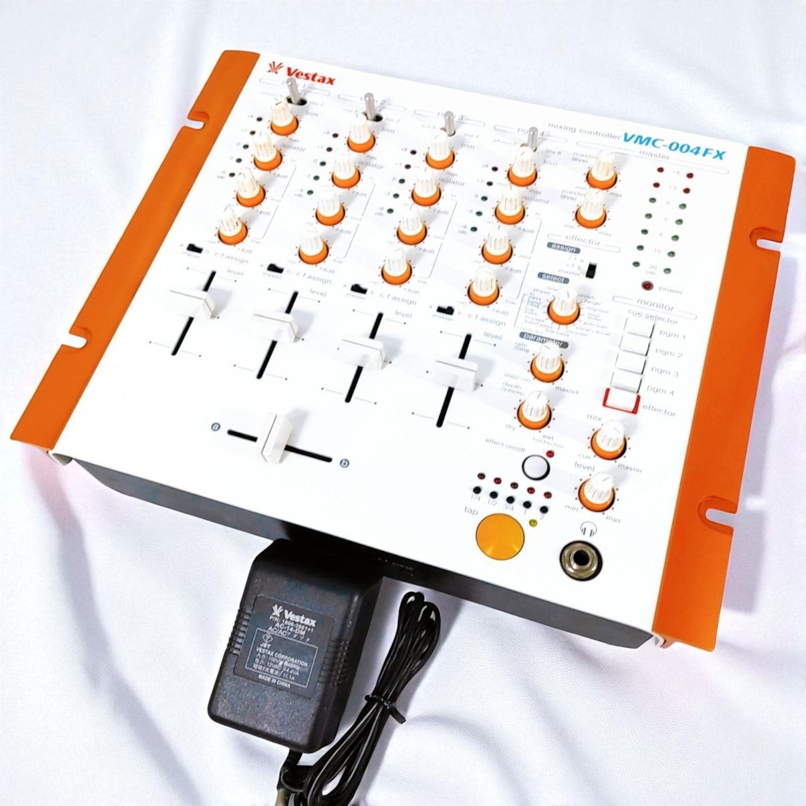 Vestax DJミキサー VMC-004 Vestax VMC-004 DJ Mixer | zZounds