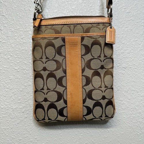 COACH®︎ブックタイプケース/SIGNA TURE Brown Coach Signature Turn-lock Mahogany Canvas Trifold Long
