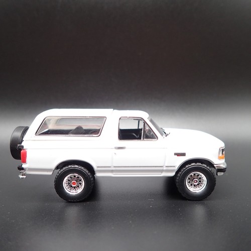 1993 93 FORD BRONCO XLT WHITE 1:64 SCALE COLLECTIBLE DIORAMA DIECAST MODEL CAR 1993 93 FORD BRONCO XLT WHITE 1:64 SCALE COLLECTIBLE DIORAMA DIECAST MODEL CAR