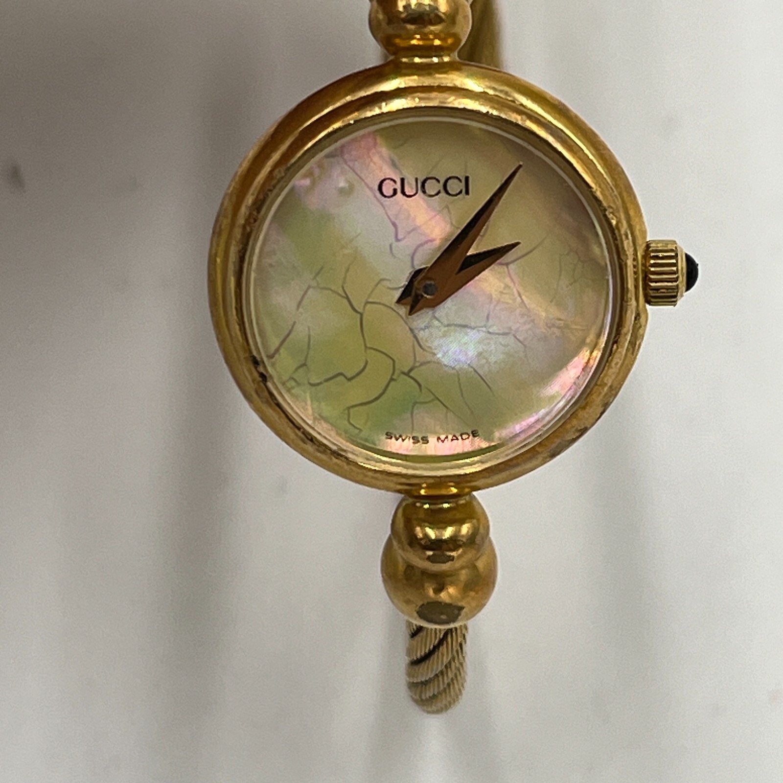 GUCCI 2700.2.L Gold Shell Dial QZ Bangle Women's Watch From GUCCI 2700.2.L Gold Shell Dial QZ Bangle Women's Watch From