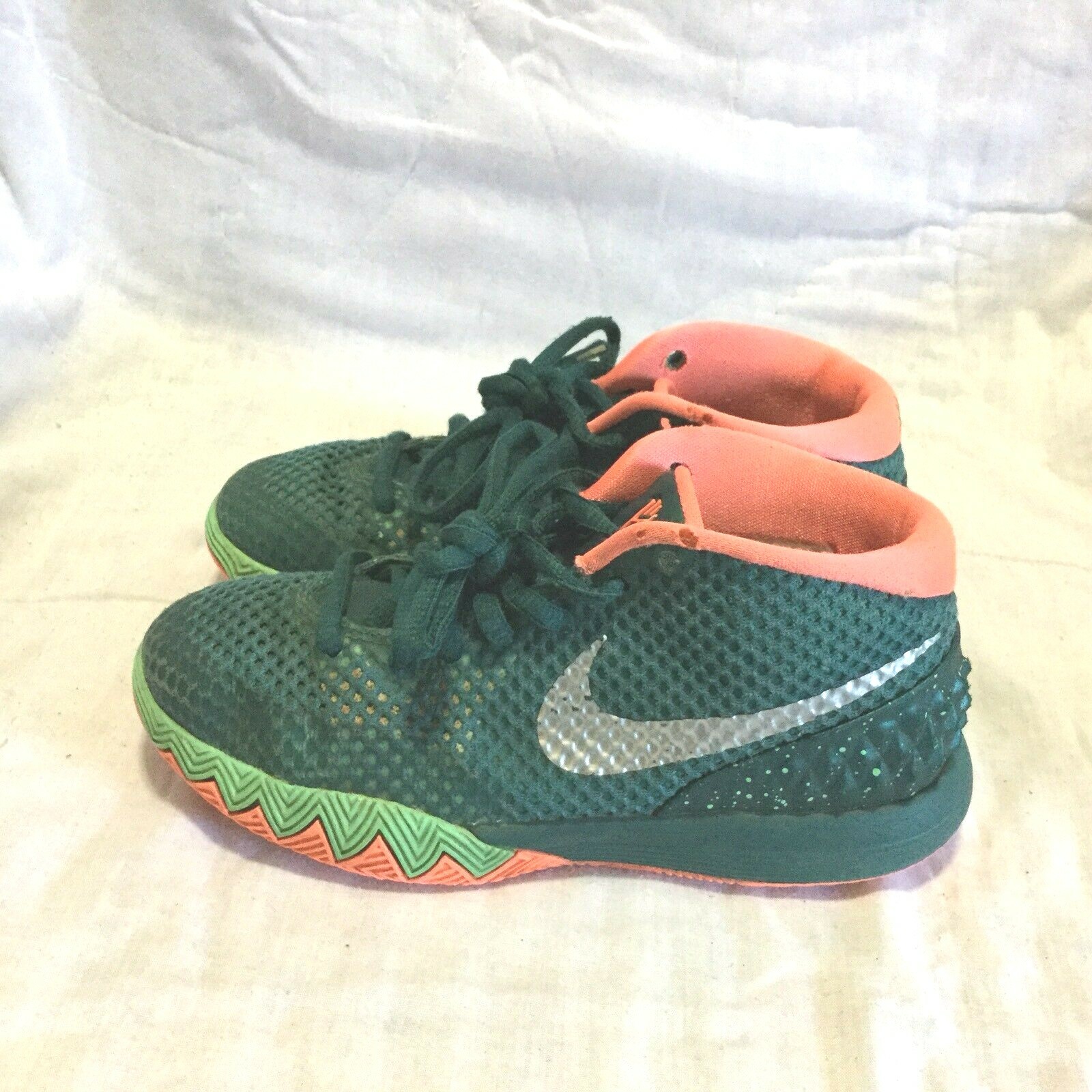 NIKE KYRIE 1 BASKETBALL SHOES / MULTI COLOR ( SIZE 1Y ) YOUTH